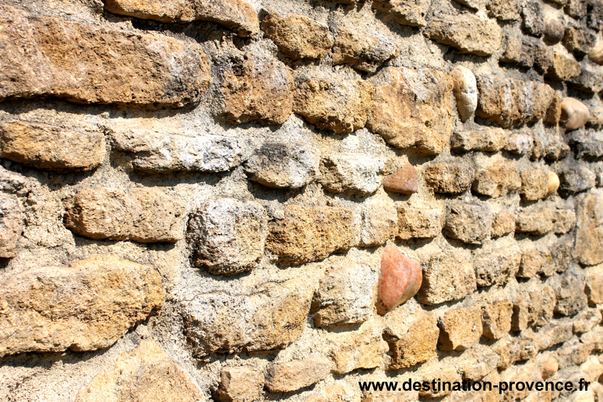 mur en pierres provence